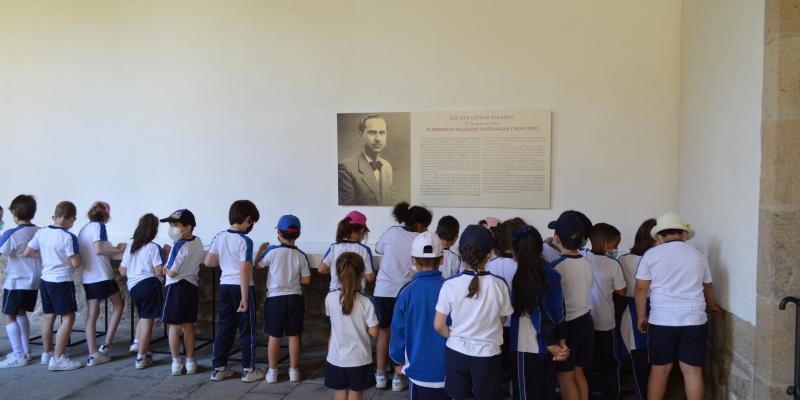 Escolares visitando a mostra das Letras Galegas 2022