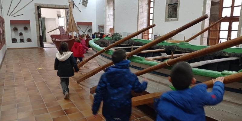 Imaxe de visita escolar na sala do mar