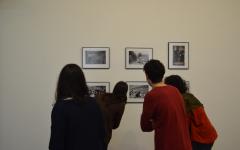 Visitantes observan unha das fotografías de "Entre amigos" exposta no primeiro andar do Claustro do Museo)