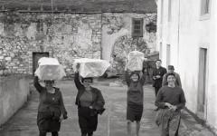 "Porteadoras" en Santo André de Teixido
