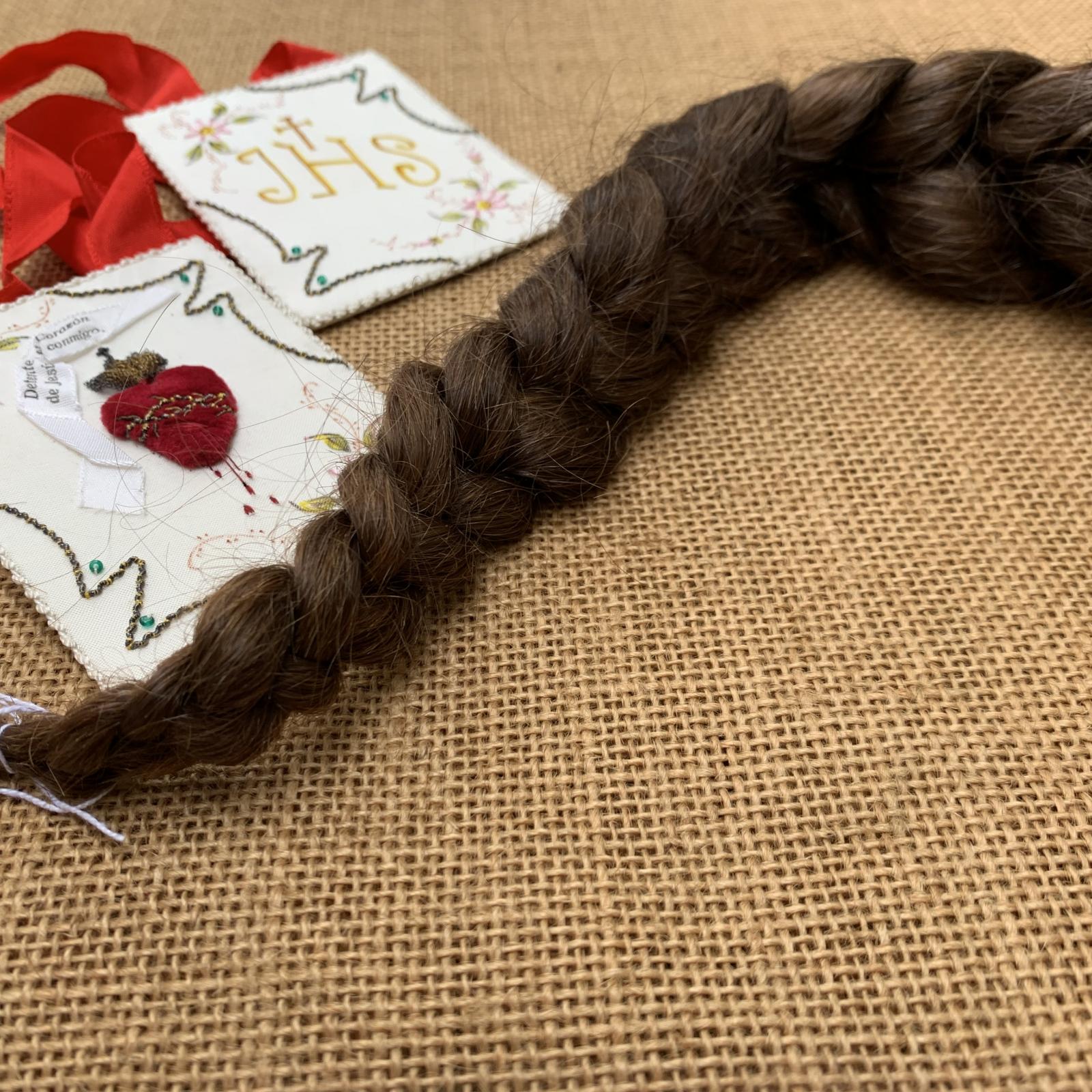 Trenza de cabelo dunha nena defunta
