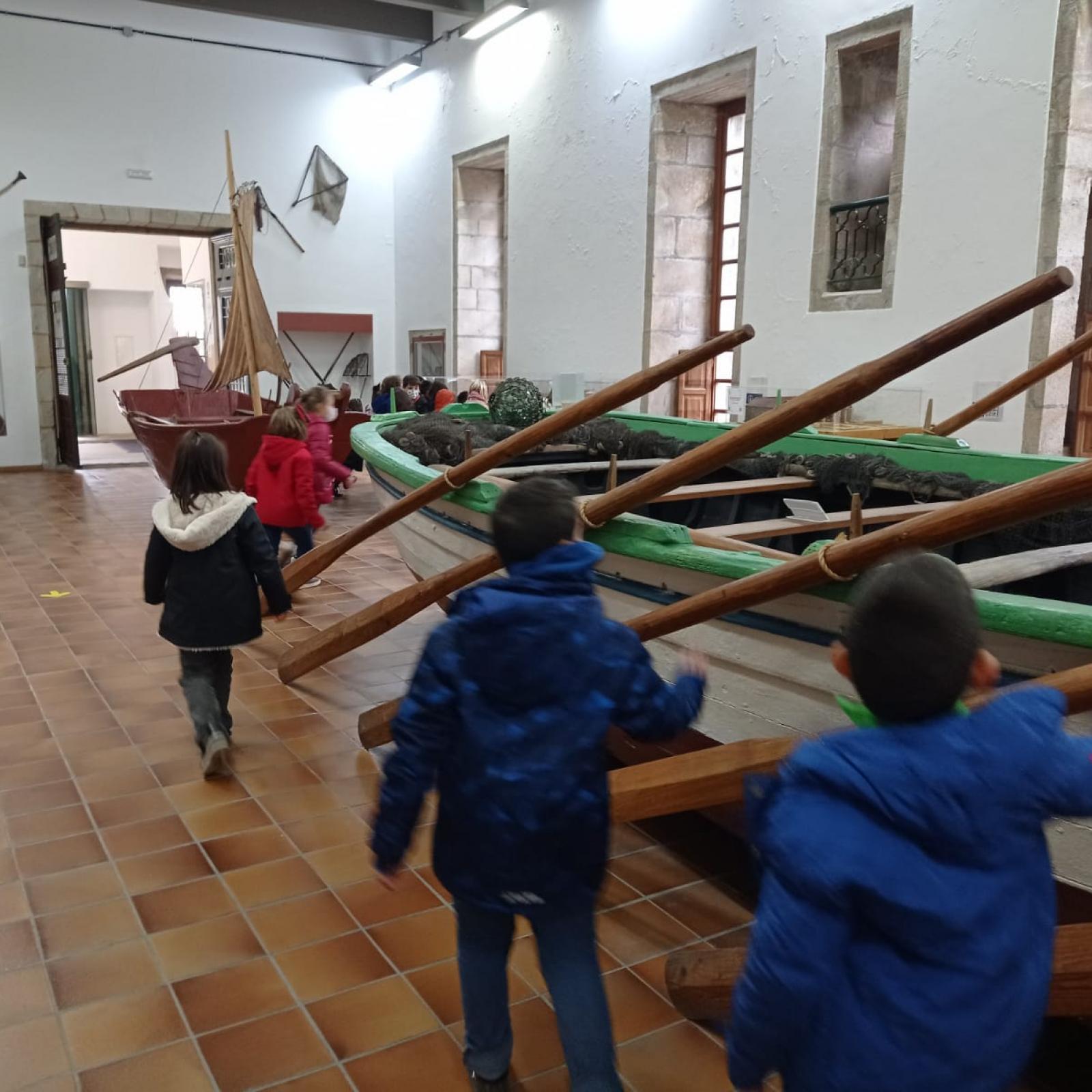 Imaxe de visita escolar na sala do mar